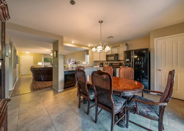 Near Kino, 3br 2ba, Outdoor Living, Fenced Holiday home *