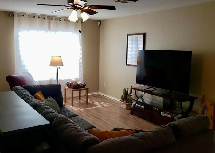 Near Kino, 3br 2ba, Outdoor Living, Fenced Holiday home