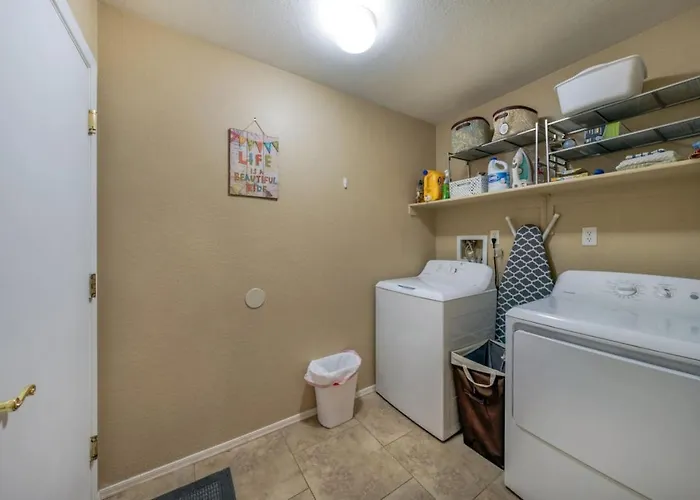 Near Kino, 3br 2ba, Outdoor Living, Fenced Holiday home *
